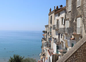 Malerische Häuser direkt über dem Meer – die Altstadt von Sperlonga thront spektakulär auf den Felsen. (Foto: © Bastian Glumm)