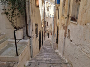 Typische Gasse in der Altstadt von Sperlonga – weiß gekalkte Mauern und verwinkelte Treppenwege prägen das historische Zentrum. (Foto: © Bastian Glumm)