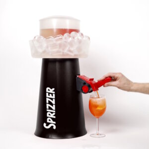 Der mechanische Dispenser kommt ganz ohne Strom und Kühlung aus und liefert bis zu 20 perfekt gemixte Gläser pro Füllung. (Foto: © Sprizzer)