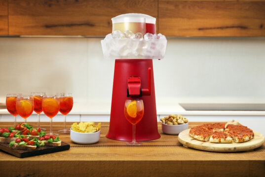 Italienisches Startup Sprizzer erobert mit stromfreiem Spritz-Dispenser Deutschland – über 1 Mio. Euro Umsatz in unter einem Jahr. (Foto: © Sprizzer)