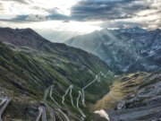 Die alpine Landschaft des Nationalparks Stilfser Joch zwischen Bormio und Südtirol, heute geprägt von Serpentinen, Gestein und Hochgebirge. Hier hinterließen vor über 200 Millionen Jahren Dinosaurier ihre Spuren. (Foto: © Andrew / Adobe Stock)