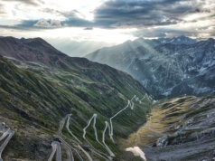 Die alpine Landschaft des Nationalparks Stilfser Joch zwischen Bormio und Südtirol, heute geprägt von Serpentinen, Gestein und Hochgebirge. Hier hinterließen vor über 200 Millionen Jahren Dinosaurier ihre Spuren. (Foto: © Andrew / Adobe Stock)