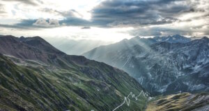 Die alpine Landschaft des Nationalparks Stilfser Joch zwischen Bormio und Südtirol, heute geprägt von Serpentinen, Gestein und Hochgebirge. Hier hinterließen vor über 200 Millionen Jahren Dinosaurier ihre Spuren. (Foto: © Andrew / Adobe Stock)