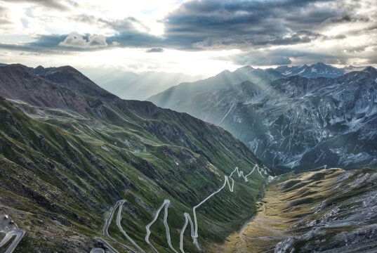 Die alpine Landschaft des Nationalparks Stilfser Joch zwischen Bormio und Südtirol, heute geprägt von Serpentinen, Gestein und Hochgebirge. Hier hinterließen vor über 200 Millionen Jahren Dinosaurier ihre Spuren. (Foto: © Andrew / Adobe Stock)