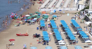 Der Schatten wir zunehmend teurer und Ordnung trifft Urlaub – klassische Reihen mit Sonnenschirmen und Liegen an einem italienischen Strand zeigen, wie stark der Platz am Meer reglementiert und kommerzialisiert ist. (Foto: © Bastian Glumm)