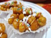 Hausgemachte Struffoli: frisch frittiert, in Honig gewendet und klassisch mit Zuckerstreuseln dekoriert. (Foto: © Bastian Glumm)