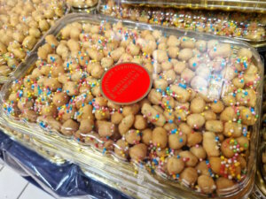 Industriell hergestellte Struffoli im italienischen Supermarkt, fertig verpackt für den Verkauf zur Weihnachtszeit. (Foto: © Bastian Glumm)