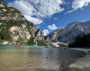 Der Pragser Wildsee in Südtirol – glasklares Wasser, eingerahmt von den Dolomiten. Ein Ort, an dem die Zeit stillzustehen scheint. (Foto: © Vera Sulima)