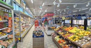 Leben in Italien: Italienische Supermärkte bieten eine große Auswahl an frischem Obst und Gemüse – und das oft zu günstigeren Preisen als in Deutschland. Während viele Grundnahrungsmittel im EU-Vergleich unter dem deutschen Niveau liegen, profitieren Verbraucher in Italien besonders von regionalen Produkten, die saisonal und erschwinglich erhältlich sind. (Foto: © Bastian Glumm)