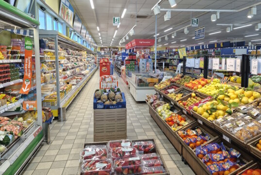 Leben in Italien: Italienische Supermärkte bieten eine große Auswahl an frischem Obst und Gemüse – und das oft zu günstigeren Preisen als in Deutschland. Während viele Grundnahrungsmittel im EU-Vergleich unter dem deutschen Niveau liegen, profitieren Verbraucher in Italien besonders von regionalen Produkten, die saisonal und erschwinglich erhältlich sind. (Foto: © Bastian Glumm)