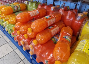 Leuchtende Farben im Getränkeregal: italienische Limonaden und Fruchtsäfte, meist süßer und intensiver im Geschmack als in Deutschland. (Foto: © Bastian Glumm)