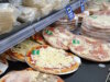 Tiefkühlpizzen im italienischen Supermarkt: vertraut im Anblick, aber oft mit regionalen Belägen und etwas kleinerer Auswahl als in Deutschland. (Foto: © Bastian Glumm)