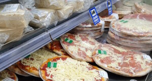 Tiefkühlpizzen im italienischen Supermarkt: vertraut im Anblick, aber oft mit regionalen Belägen und etwas kleinerer Auswahl als in Deutschland. (Foto: © Bastian Glumm)