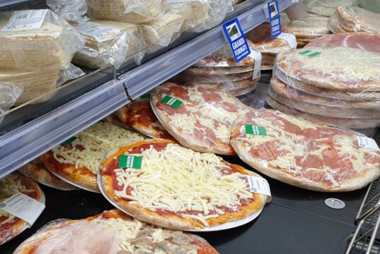 Tiefkühlpizzen im italienischen Supermarkt: vertraut im Anblick, aber oft mit regionalen Belägen und etwas kleinerer Auswahl als in Deutschland. (Foto: © Bastian Glumm)