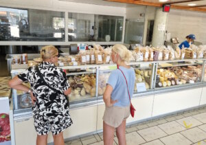 An der Frischetheke: Wer hier einkauft, zieht oft eine Nummer und wartet geduldig – Beratung und persönliche Ansprache gehören selbstverständlich dazu. (Foto: © Bastian Glumm)