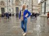 Svitlana Glumm, Redakteurin von Vivere in Italien, auf der Piazza del Duomo in Florenz. Die Toskana gehört laut Studie zu den Regionen mit hoher Lebensqualität, getragen von Kultur, Infrastruktur und stabilen kommunalen Strukturen. (Foto: © Bastian Glumm)