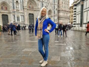 Svitlana Glumm, Redakteurin von Vivere in Italien, auf der Piazza del Duomo in Florenz. Die Toskana gehört laut Studie zu den Regionen mit hoher Lebensqualität, getragen von Kultur, Infrastruktur und stabilen kommunalen Strukturen. (Foto: © Bastian Glumm)
