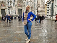 Svitlana Glumm, Redakteurin von Vivere in Italien, auf der Piazza del Duomo in Florenz. Die Toskana gehört laut Studie zu den Regionen mit hoher Lebensqualität, getragen von Kultur, Infrastruktur und stabilen kommunalen Strukturen. (Foto: © Bastian Glumm)