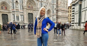 Svitlana Glumm, Redakteurin von Vivere in Italien, auf der Piazza del Duomo in Florenz. Die Toskana gehört laut Studie zu den Regionen mit hoher Lebensqualität, getragen von Kultur, Infrastruktur und stabilen kommunalen Strukturen. (Foto: © Bastian Glumm)