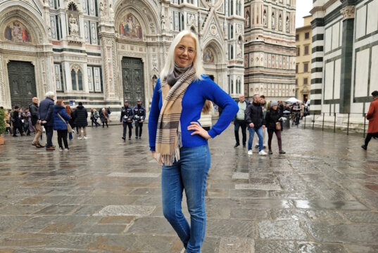 Svitlana Glumm, Redakteurin von Vivere in Italien, auf der Piazza del Duomo in Florenz. Die Toskana gehört laut Studie zu den Regionen mit hoher Lebensqualität, getragen von Kultur, Infrastruktur und stabilen kommunalen Strukturen. (Foto: © Bastian Glumm)
