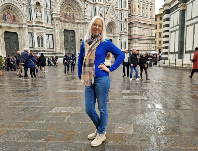 Svitlana Glumm, Redakteurin von Vivere in Italien, auf der Piazza del Duomo in Florenz. Die Toskana gehört laut Studie zu den Regionen mit hoher Lebensqualität, getragen von Kultur, Infrastruktur und stabilen kommunalen Strukturen. (Foto: © Bastian Glumm)