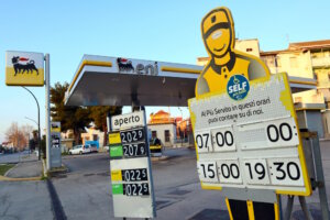 An vielen Eni-Tankstellen zeigen große Schilder die Öffnungszeiten des Servito-Betriebs – außerhalb dieser Zeiten läuft alles im Self-Service-Modus am Automaten. (Foto: © Walter Cicchetti /Adobe Stock)