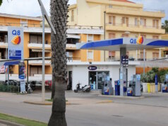 Tanken in Italien: So funktioniert es an der Tankstelle Tanken in Italien ganz typisch: An vielen Tankstellen wie hier bei Q8 gibt es getrennte Säulen für „Servito“ (mit Tankwart) und „Self“ oder „Fai da Te“ (Selbstbedienung). (Foto: © Tupungato /Adobe Stock)