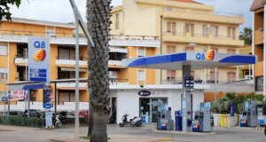 Tanken in Italien: So funktioniert es an der Tankstelle Tanken in Italien ganz typisch: An vielen Tankstellen wie hier bei Q8 gibt es getrennte Säulen für „Servito“ (mit Tankwart) und „Self“ oder „Fai da Te“ (Selbstbedienung). (Foto: © Tupungato /Adobe Stock)