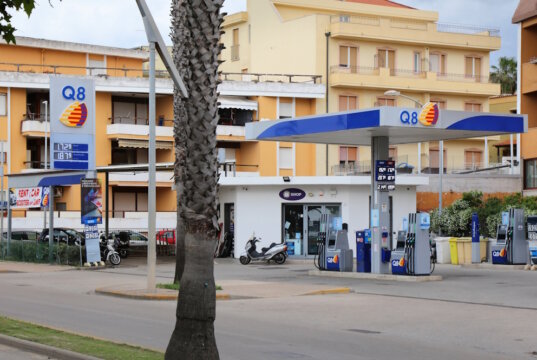 Tanken in Italien ganz typisch: An vielen Tankstellen wie hier bei Q8 gibt es getrennte Säulen für „Servito“ (mit Tankwart) und „Self“ oder „Fai da Te“ (Selbstbedienung). (Foto: © Tupungato /Adobe Stock)