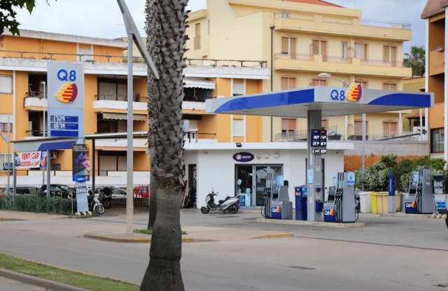 tanken-italien-tankstelle Tanken in Italien ganz typisch: An vielen Tankstellen wie hier bei Q8 gibt es getrennte Säulen für „Servito“ (mit Tankwart) und „Self“ oder „Fai da Te“ (Selbstbedienung). (Foto: © Tupungato /Adobe Stock)