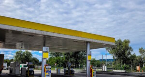 Tankstelle in Italien: Steigende Spritpreise haben zuletzt landesweit für Diskussionen gesorgt und die Regierung zu Gegenmaßnahmen veranlasst. (Foto: © Yuliia - stock.adobe.com)
