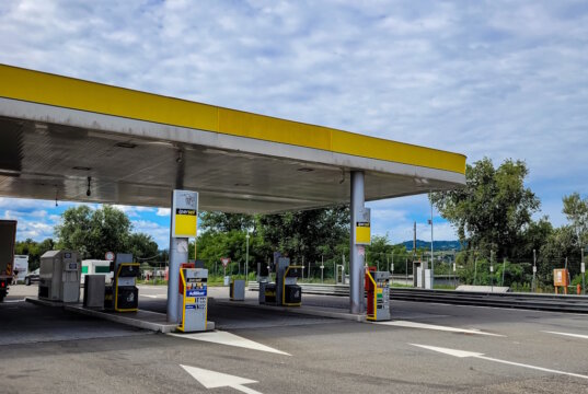 Tankstelle in Italien: Steigende Spritpreise haben zuletzt landesweit für Diskussionen gesorgt und die Regierung zu Gegenmaßnahmen veranlasst. (Foto: © Yuliia - stock.adobe.com)