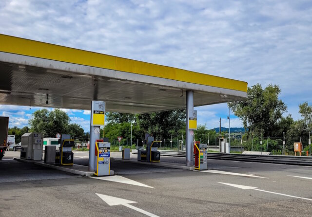 Tankstelle in Italien: Steigende Spritpreise haben zuletzt landesweit für Diskussionen gesorgt und die Regierung zu Gegenmaßnahmen veranlasst. (Foto: © Yuliia - stock.adobe.com)