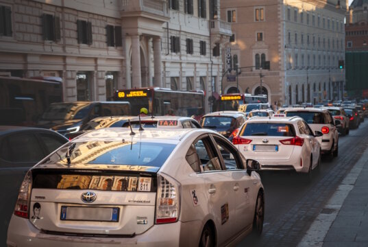 Dichter Verkehr in der römischen Innenstadt: Taxis prägen weiterhin das Straßenbild der Hauptstadt, doch die Digitalisierung verändert auch hier die Art, wie Fahrgäste ihre Fahrten buchen. (Foto: © Jerome / Adobe Stock)
