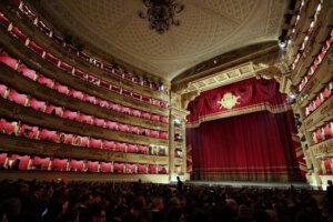 Wer die Scala besucht, erlebt mehr als Musik. Es ist ein Ritual. Frauen in bodenlangen Roben, Männer im Smoking. (Foto: © Teatro alla Scala)