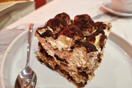 Tiramisu ist eines der berühmtesten Desserts Italiens, doch seine Entstehungsgeschichte ist von Legenden umgeben. (Foto: © Bastian Glumm)