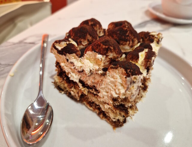 Tiramisu ist eines der berühmtesten Desserts Italiens, doch seine Entstehungsgeschichte ist von Legenden umgeben. (Foto: © Bastian Glumm)