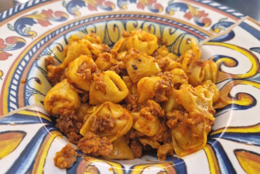Ein Symbol regionaler Vielfalt: Tortellini aus Bologna mit Ragù – Teil des kulinarischen Erbes, das Italien von der UNESCO anerkennen lassen will. (Foto: © Bastian Glumm)