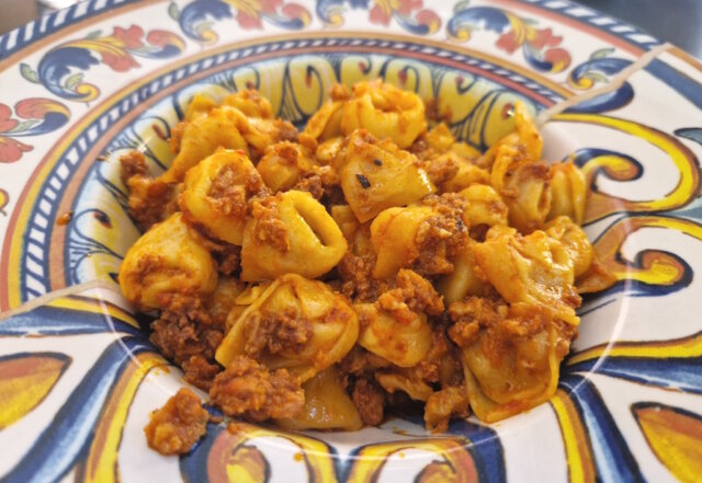 tortellini-al-ragu-bologna Ein Symbol regionaler Vielfalt: Tortellini aus Bologna mit Ragù – Teil des kulinarischen Erbes, das Italien von der UNESCO anerkennen lassen will. (Foto: © Bastian Glumm)