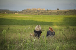 Rast mit Blick auf Abbadia Isola in Monteriggioni während einer Tour auf dem Pilgerweg Frankenstraße "Via Francigena". (Foto: © Toscana Promozione Turistica/ Ciclica)