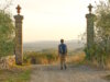 Blick über die toskanische Hügellandschaft: Wer sich Zeit nimmt und zu Fuß unterwegs ist, entdeckt jene Perspektiven, die den Charakter der Region wirklich prägen. (Foto: © Federico Bogazzi / Toscana Promozione Turistica)