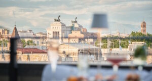 „Rome by Romans“ zeigt Trastevere aus Sicht der Einheimischen Blick von der Dachterrasse des Trastevere Roma | UNA Esperienze über die Dächer Roms – Teil des sinnlichen Erlebniskonzepts „Rome by Romans“. (Foto: © UNA Italian Hospitality)