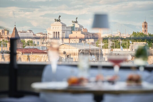 Blick von der Dachterrasse des Trastevere Roma | UNA Esperienze über die Dächer Roms – Teil des sinnlichen Erlebniskonzepts „Rome by Romans“. (Foto: © UNA Italian Hospitality)