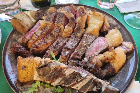 Der Grill (die Braceria) ist das Herzstück der Trattoria e Braceria A’mazzarella und ein Highlight für alle Fleisch- und Fischliebhaber. (Foto: © Bastian Glumm)