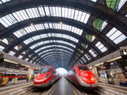 Frecciarossa Schnellzüge im Bahnhof Milano Centrale ein Symbol für Italiens modernen Bahnverkehr und das Rückgrat der schnellen Verbindungen zwischen den großen Städten des Landes. (Foto: © Kapi / Adobe Stock)