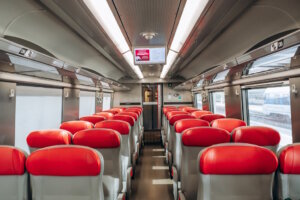 Innenraum eines Frecciarossa Zuges mit modernen Sitzen und klarer Gestaltung ein Beispiel für den hohen Komfort, den Italiens Schnellzüge im Jahr 2025 bieten. (Foto: © Andrei Antipov / Adobe Stock)