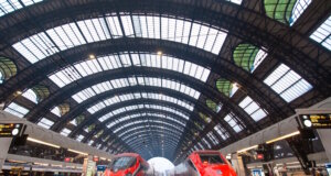 Bahnfahren in Italien 2025: Frecciarossa, Intercity und Regionale im Überblick Frecciarossa Schnellzüge im Bahnhof Milano Centrale ein Symbol für Italiens modernen Bahnverkehr und das Rückgrat der schnellen Verbindungen zwischen den großen Städten des Landes. (Foto: © Kapi / Adobe Stock)