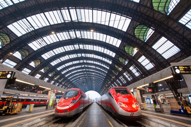 trenitalia-frecciarossa-zug-eisenbahn-bahnfahren Frecciarossa Schnellzüge im Bahnhof Milano Centrale ein Symbol für Italiens modernen Bahnverkehr und das Rückgrat der schnellen Verbindungen zwischen den großen Städten des Landes. (Foto: © Kapi / Adobe Stock)