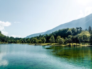 Das kristallklare Wasser und ruhige Lage des Lago di Nembia sind wie gemacht für romantische Stunden zu zweit. (Foto: © Trentino Marketing)