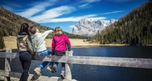 Verträumte Seen, idyllische Dörfer und kulinarische Highlights – das Trentino im Norden Italiens ist ein Paradies für Paare, die besondere Momente in atemberaubender Kulisse erleben möchten. (Foto: © Tommaso Prugnola)